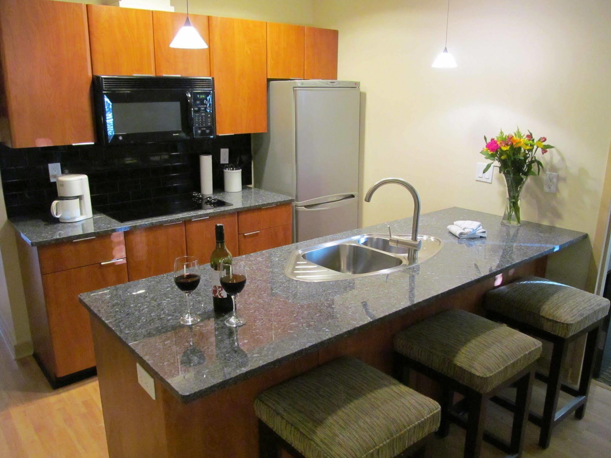 Ocean Promenade Hotel White Rock Extérieur photo